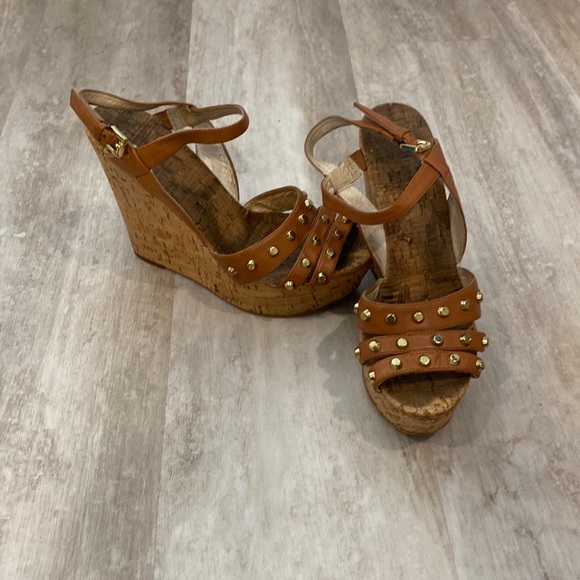 Shoes - 🛒Cute wedge with gold embellishments